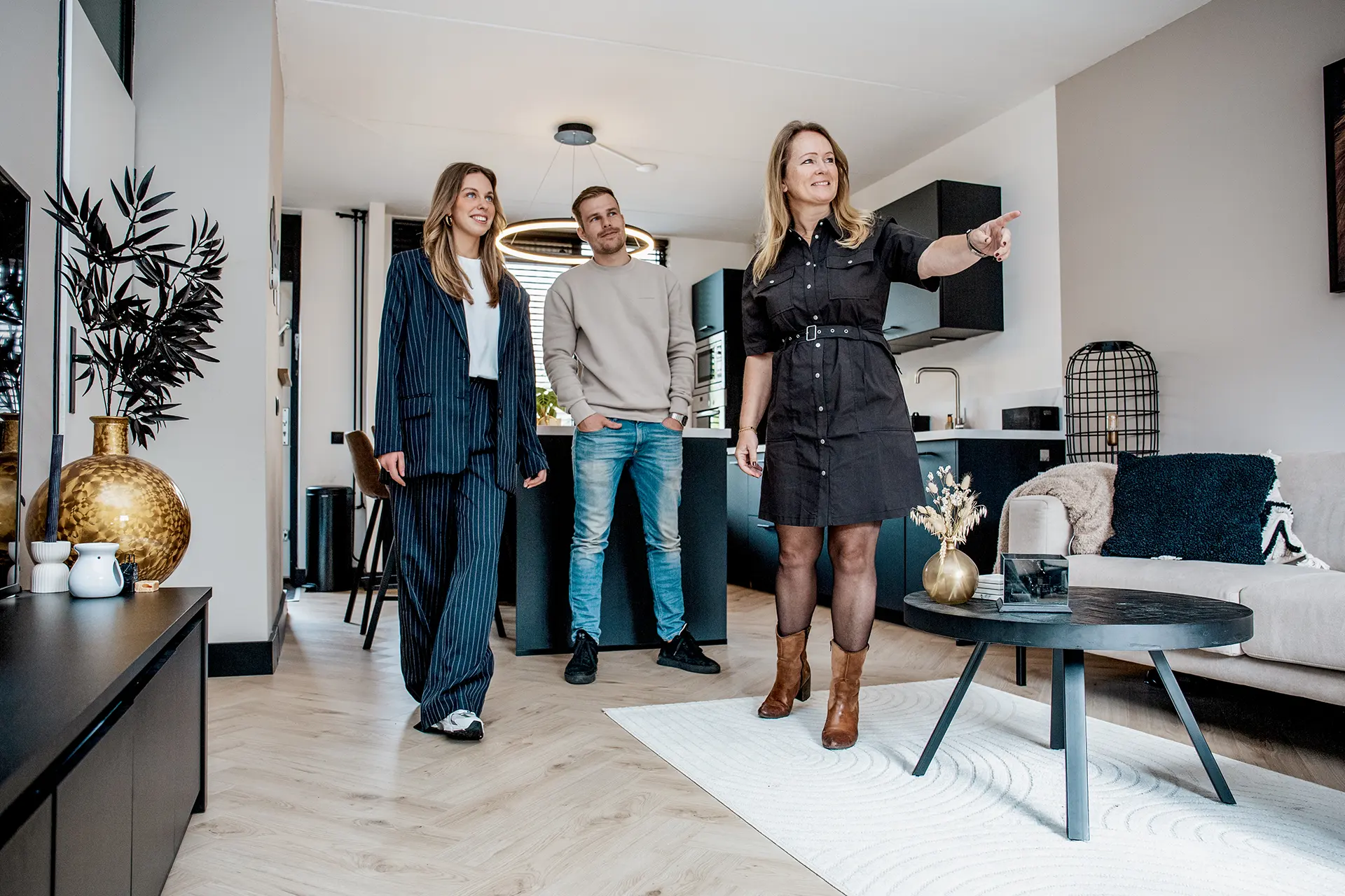 Marloes geeft rondleiding aan jong koppel in een koopwoning