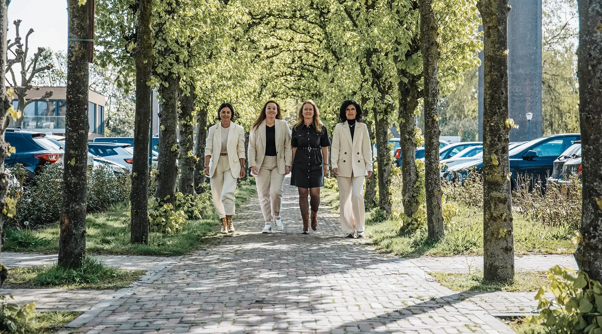 Jose, Karlijne, Marloes en Mona lopen door Prinsenbeek