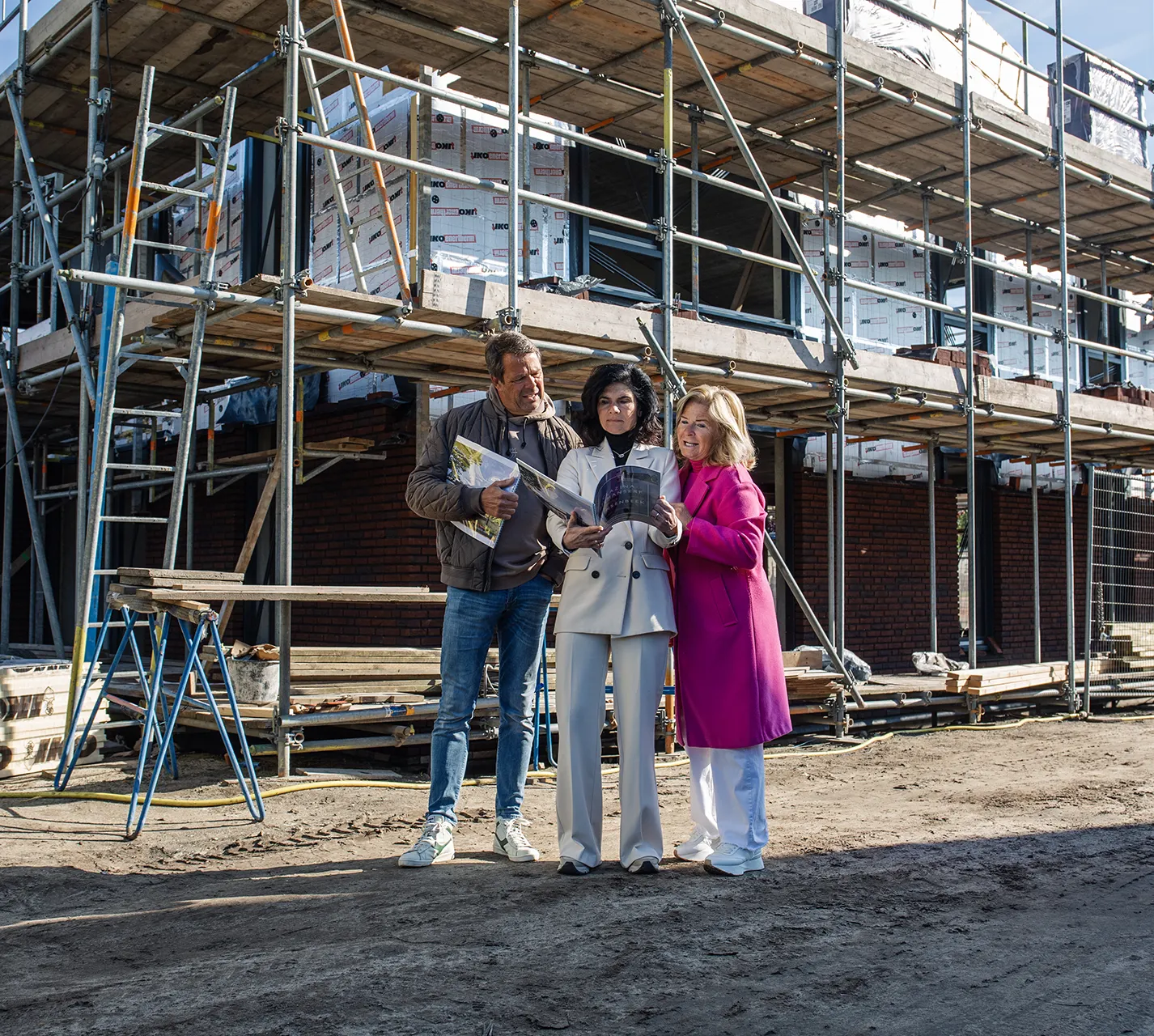 Mona van de Wiel staat met kopers op een nieuwbouwlocatie