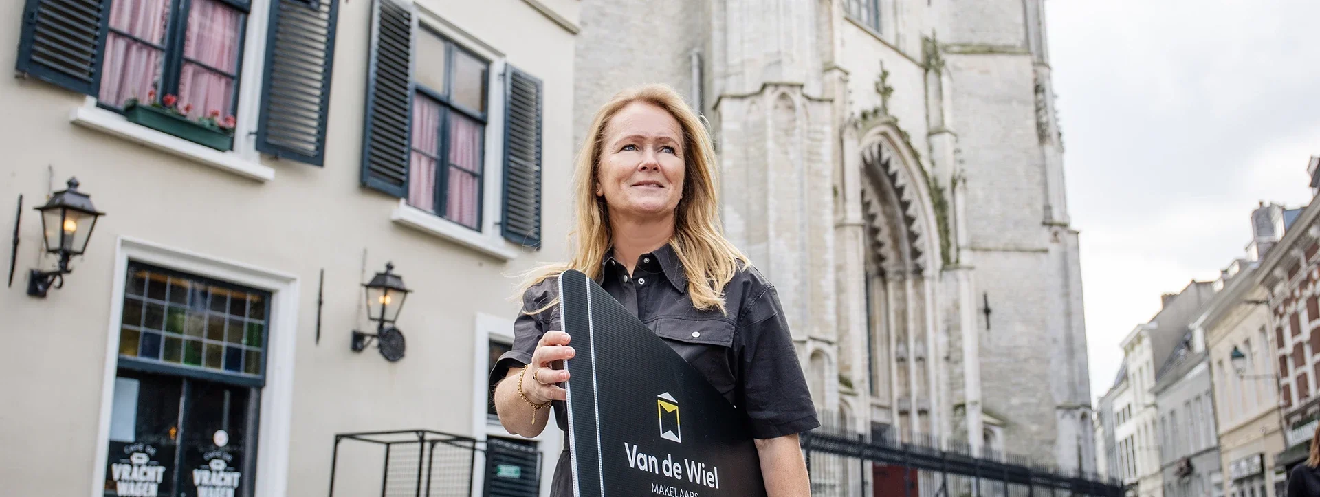 Marloes loopt door het centrum van Breda