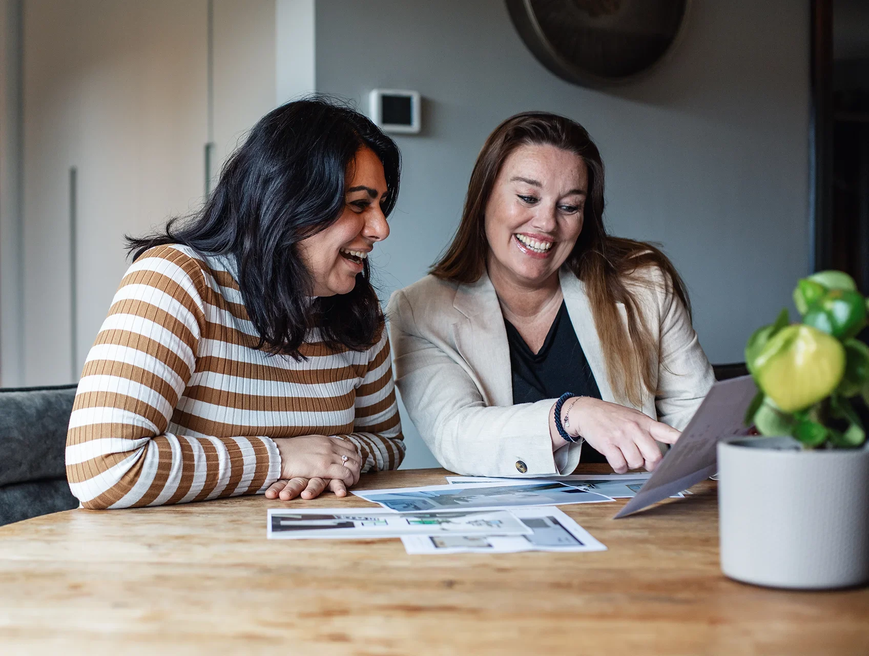 Karlijne bespreekt de styling van een koopwoning