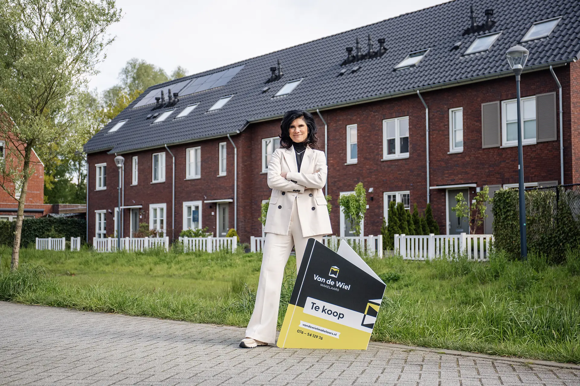 Mona poseert in een nieuwbouwwijk in Prinsenbeek