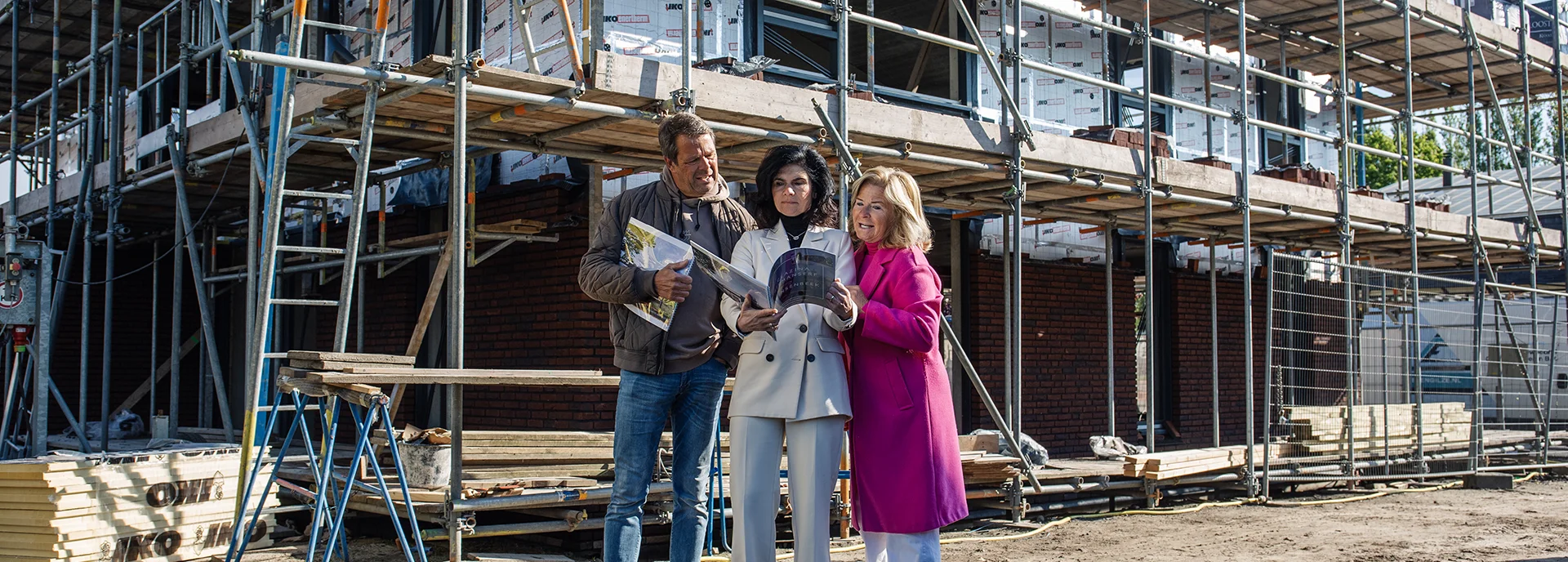 Mona staat met kopers op een nieuwbouwlocatie in Prinsenbeek