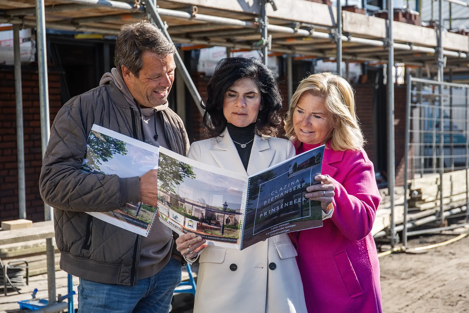 Mona staat op een nieuwbouwproject met kopers