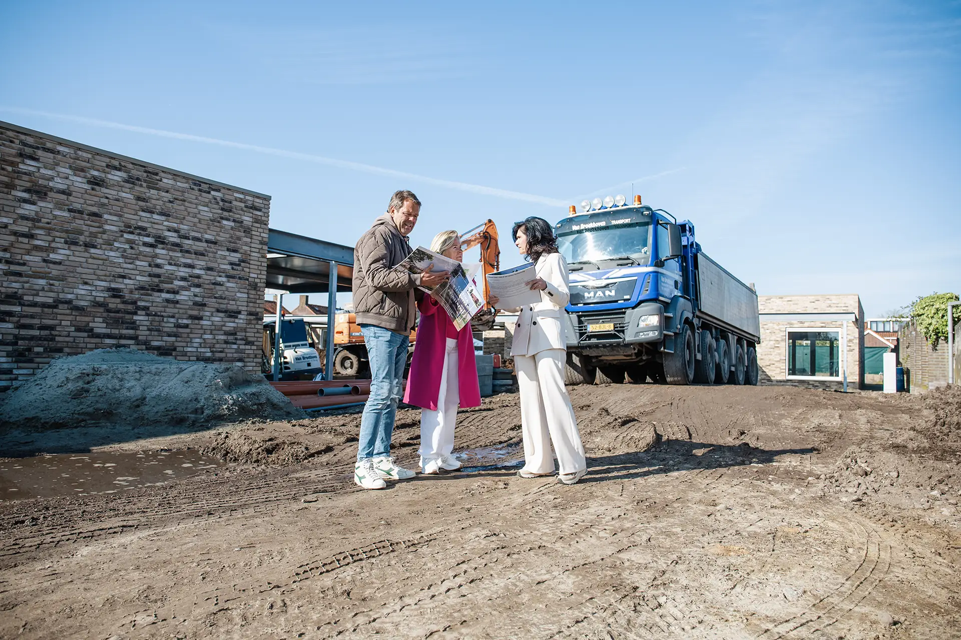 Mona staat op een nieuwbouwlocatie met kopers in Prinsenbeek