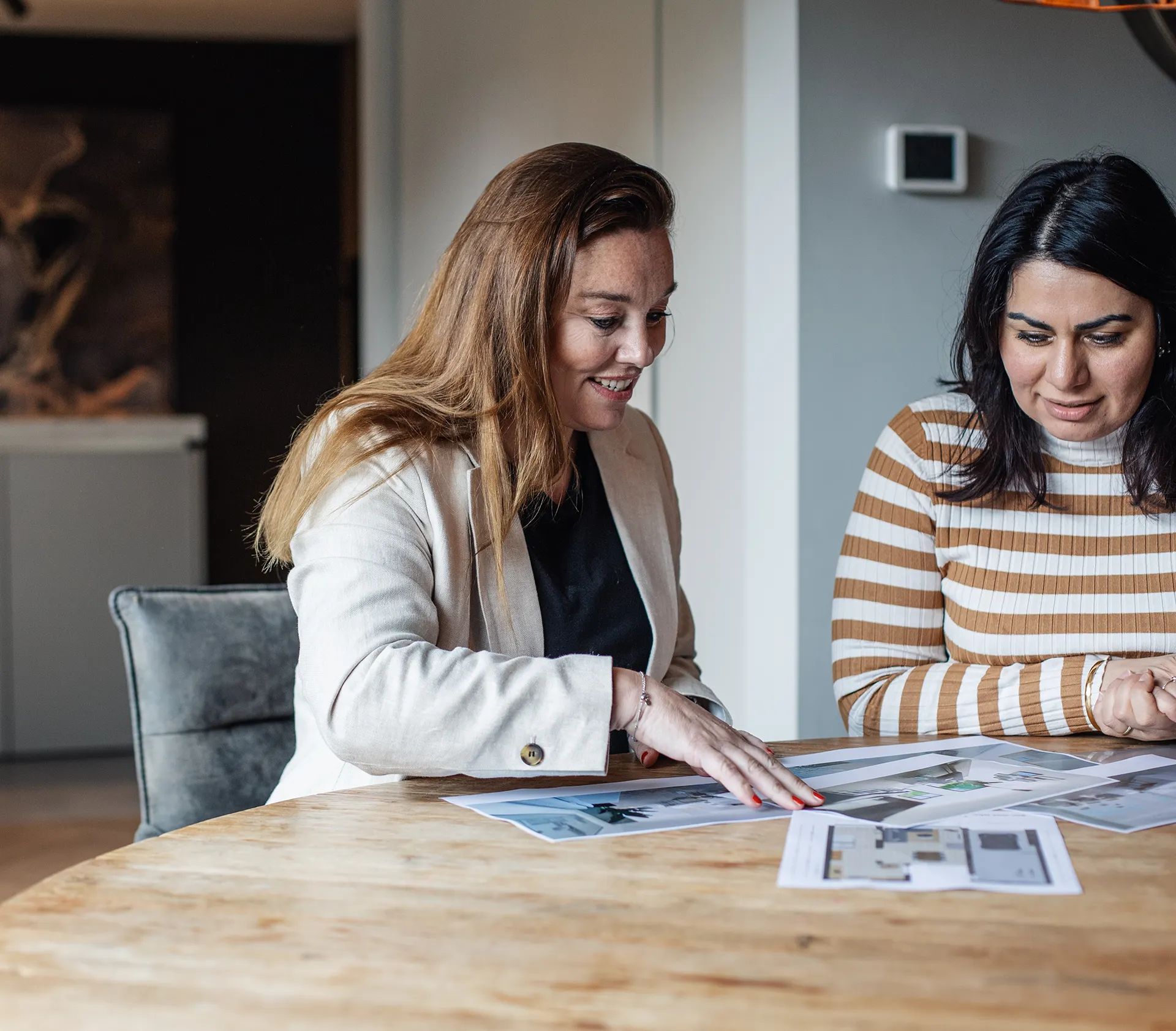 Karlijne zit aan tafel op nieuwbouwproject door te spreken