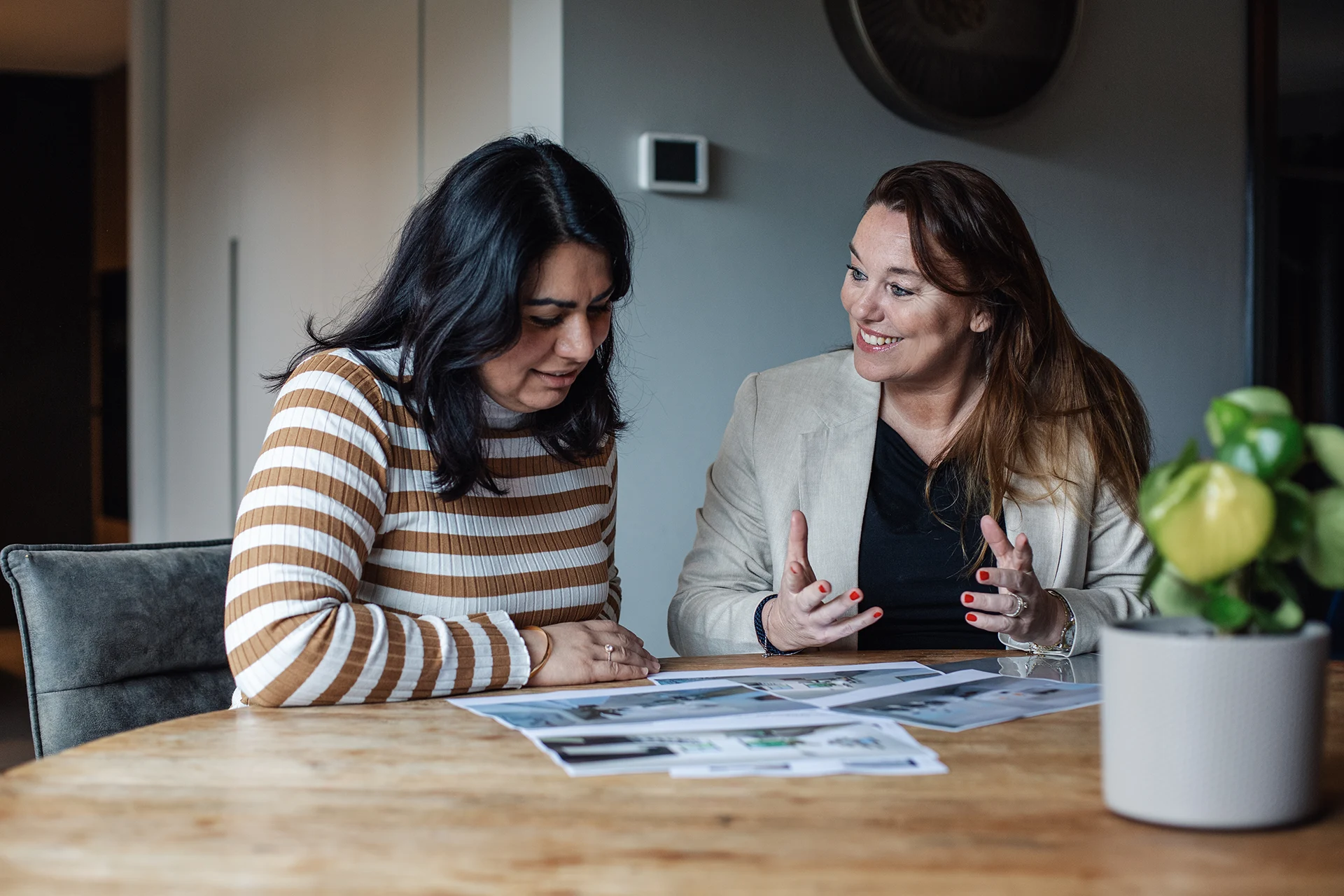 Karlijne bespreekt de styling van een koophuis door met een koper