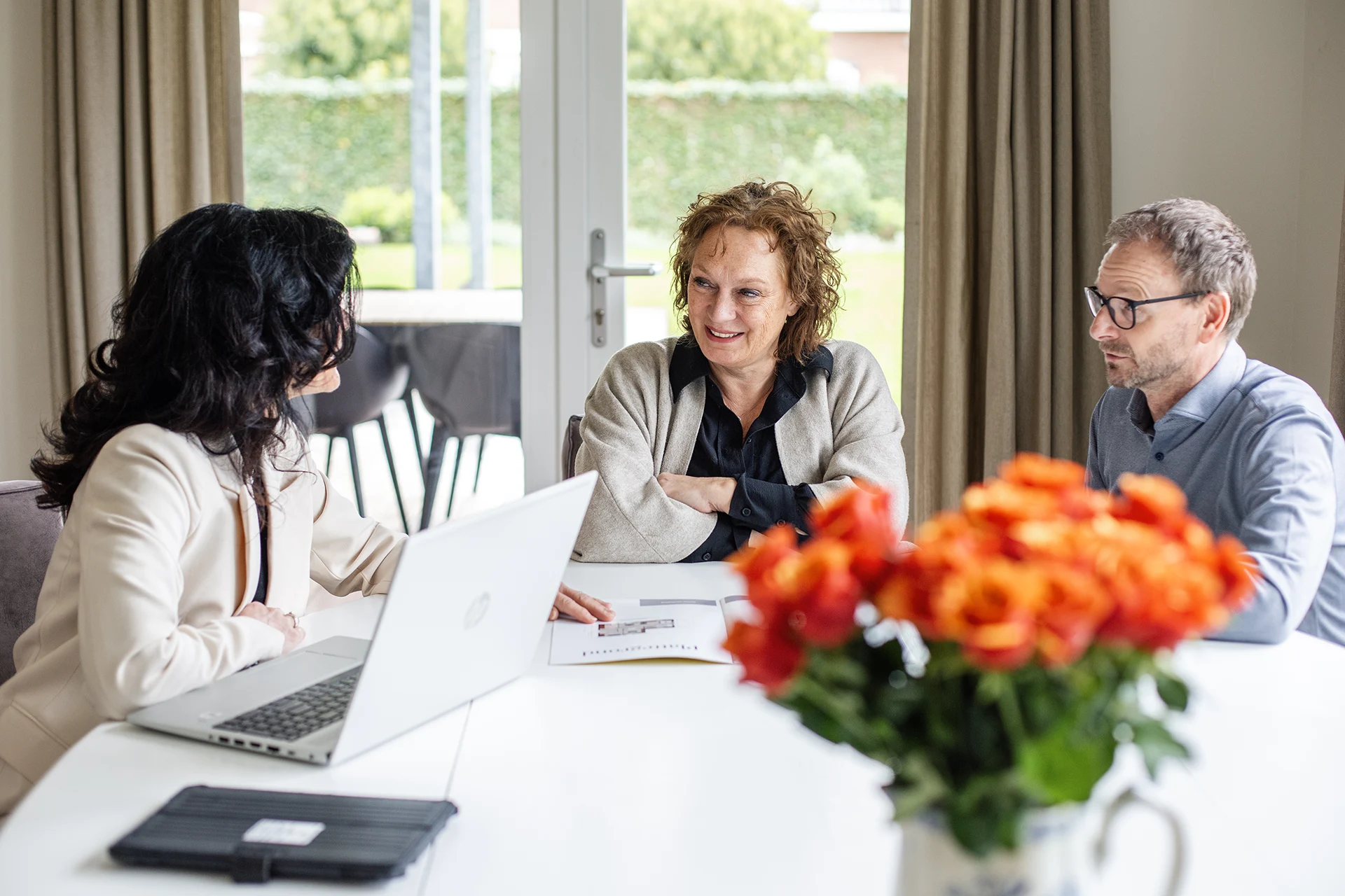 Mona van de Wiel is in gesprek met kopers tijdens een bezichtiging in een koophuis in Prinsenbeek