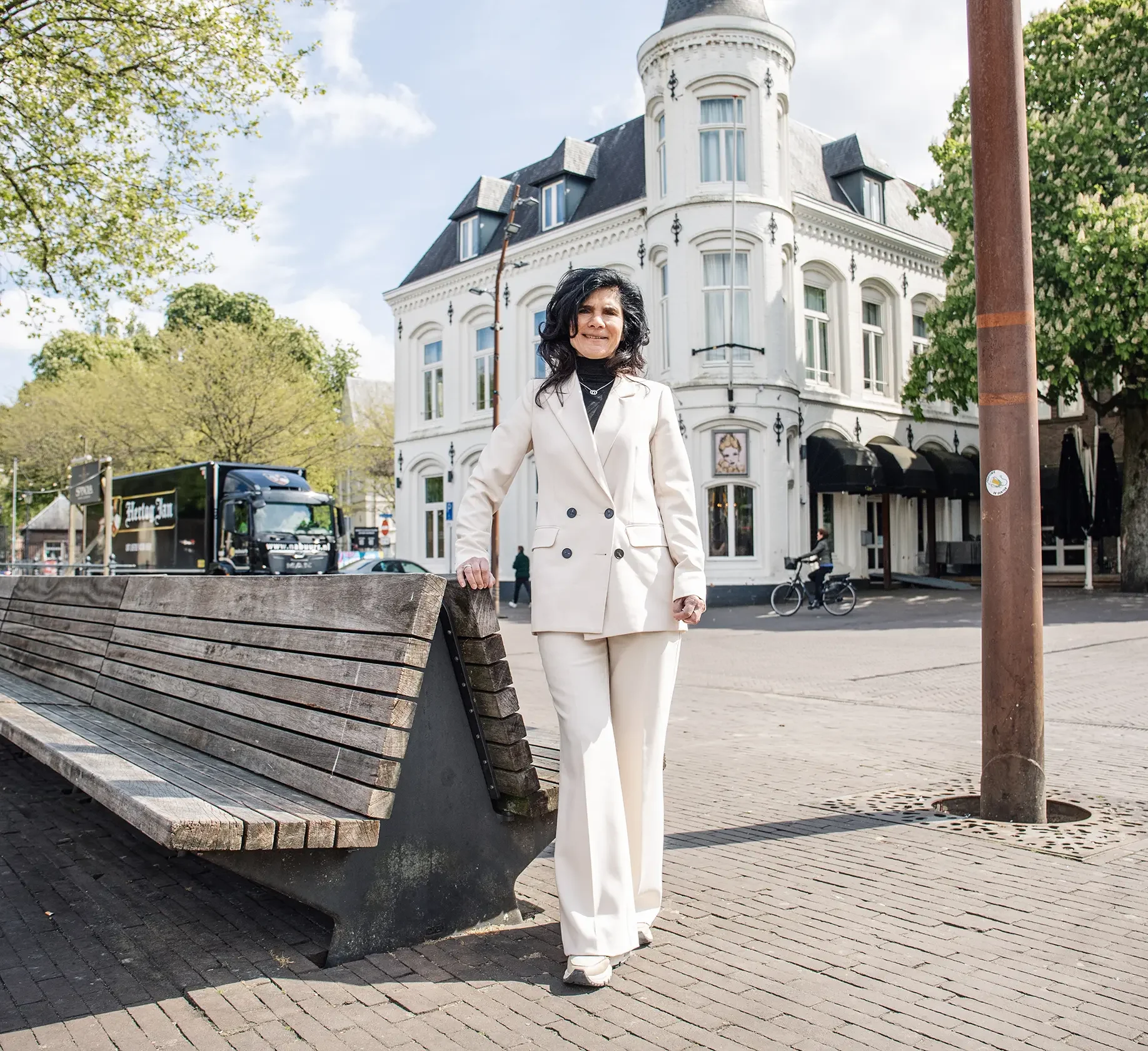 Mona poseert in het centrum van Breda