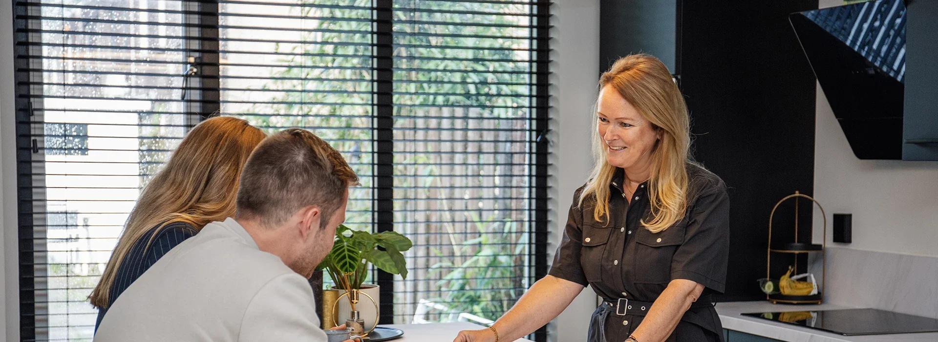 Marloes tijdens een bezichtiging in een woning in Breda