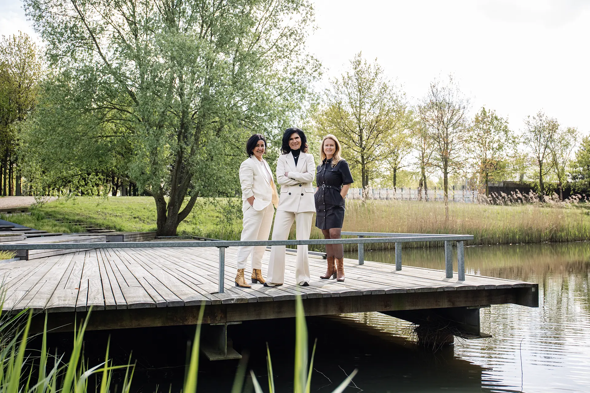 José, Mona en Marloes staan in het park van Prinsenbeek