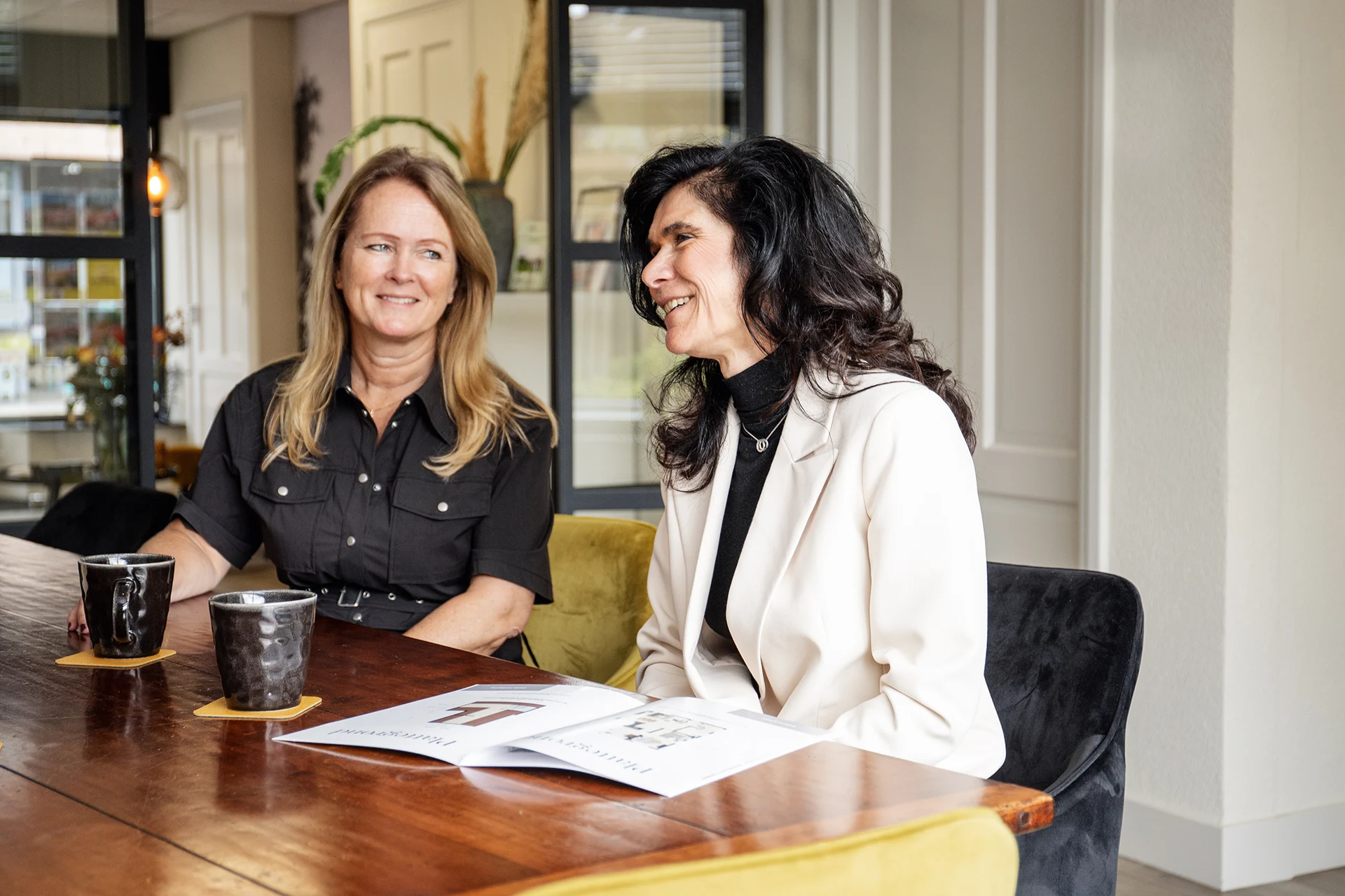 Mona is in gesprek met koper voor een koophuis in Breda