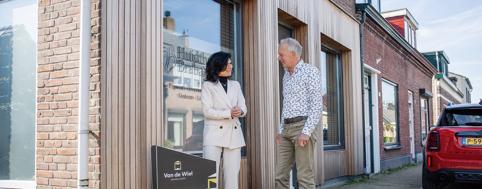 Mona is in gesprek met huurder voor een bedrijfspand