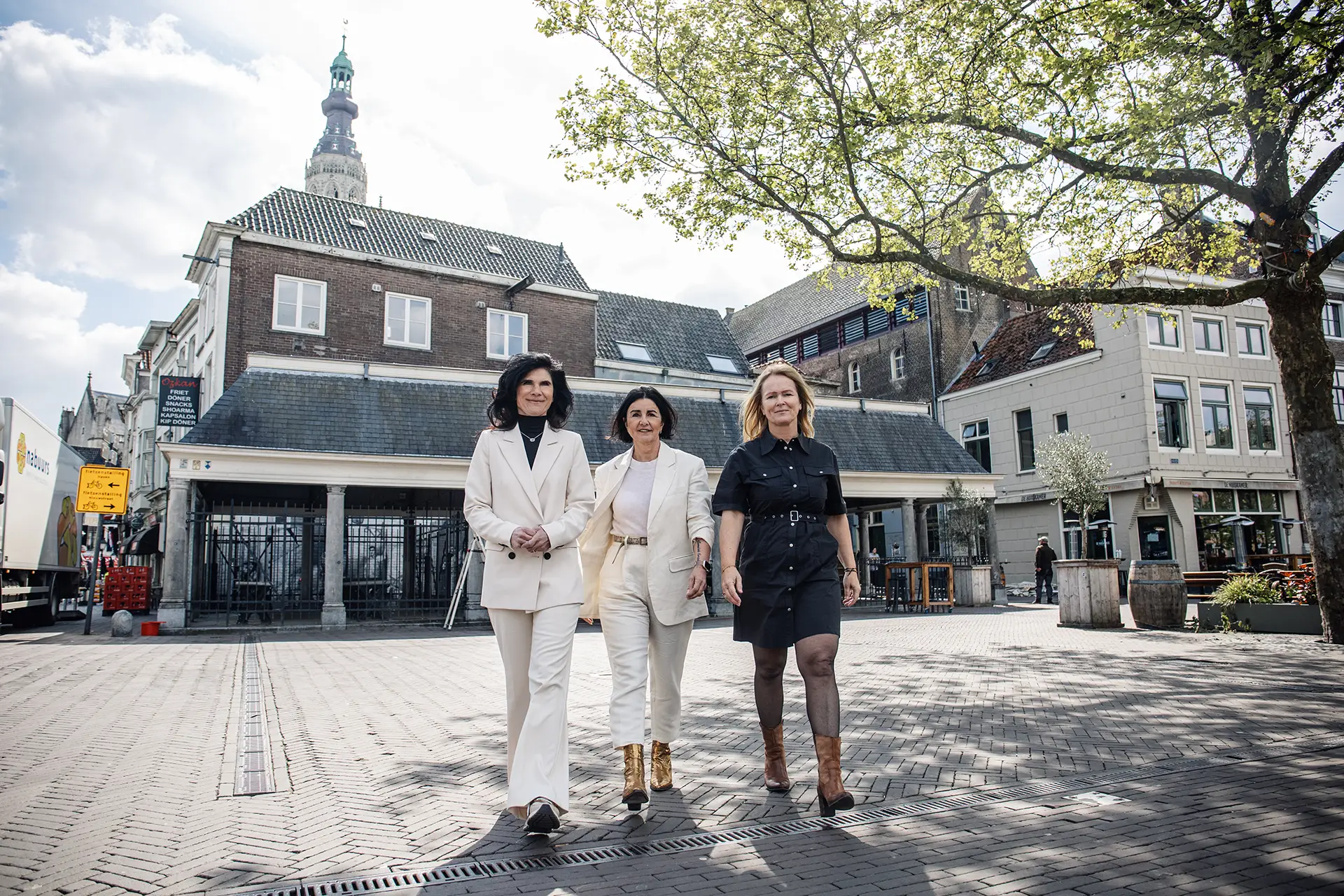 Mona, José en Marloes lopen door Breda