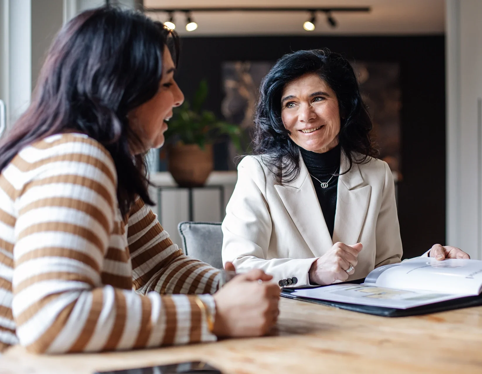 Mona in gesprek tijdens een bezichtiging