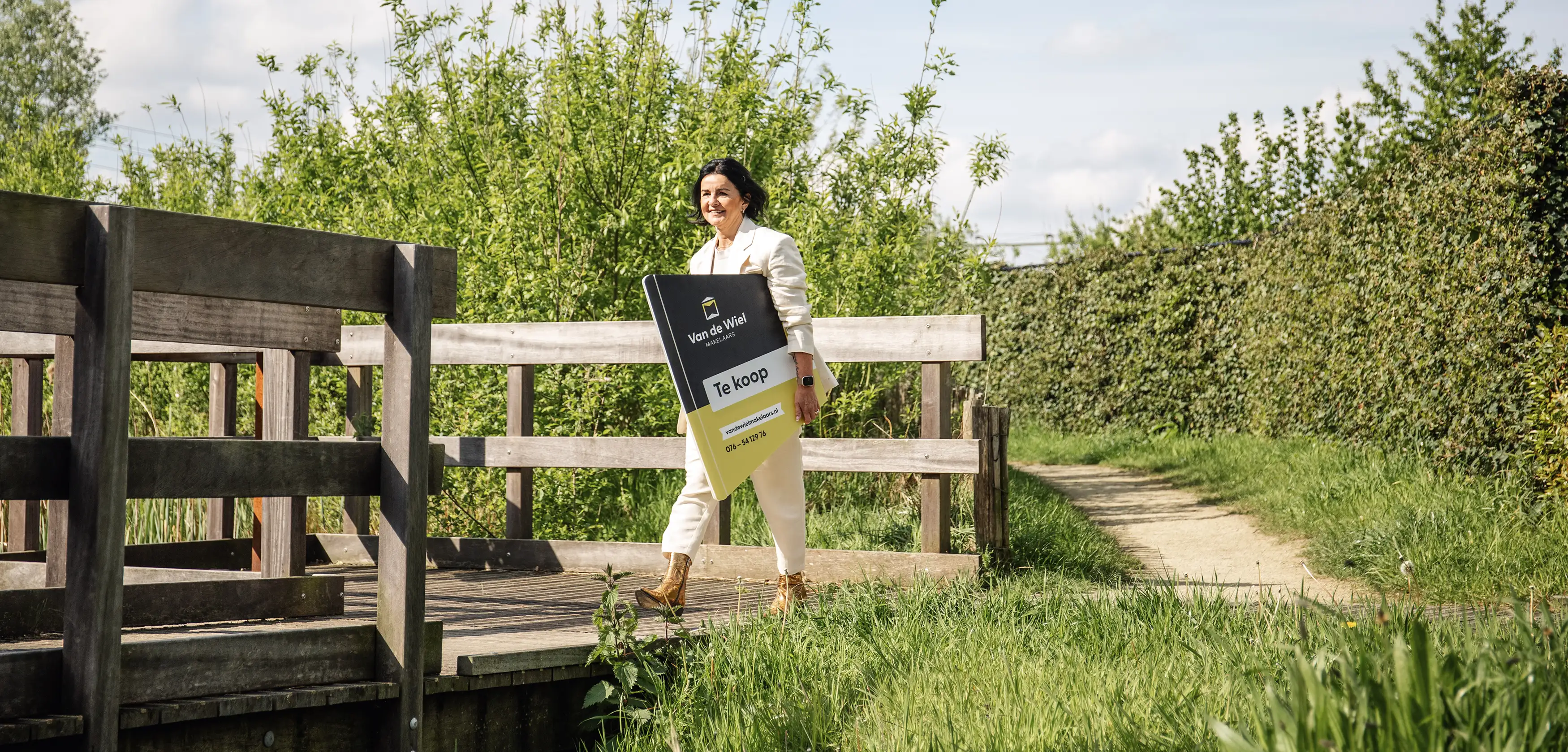 Jose loopt met te koop bord door Prinsenbeek