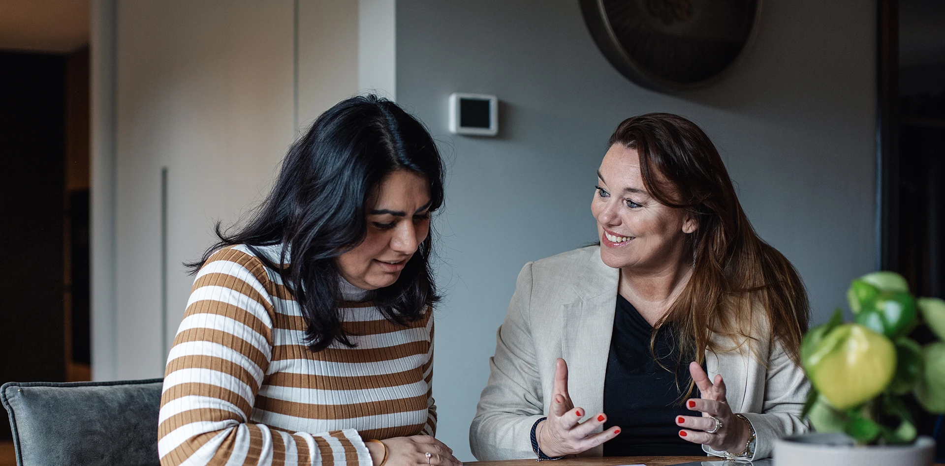 Karlijne heeft een gesprek met een koper over de styling van een woning