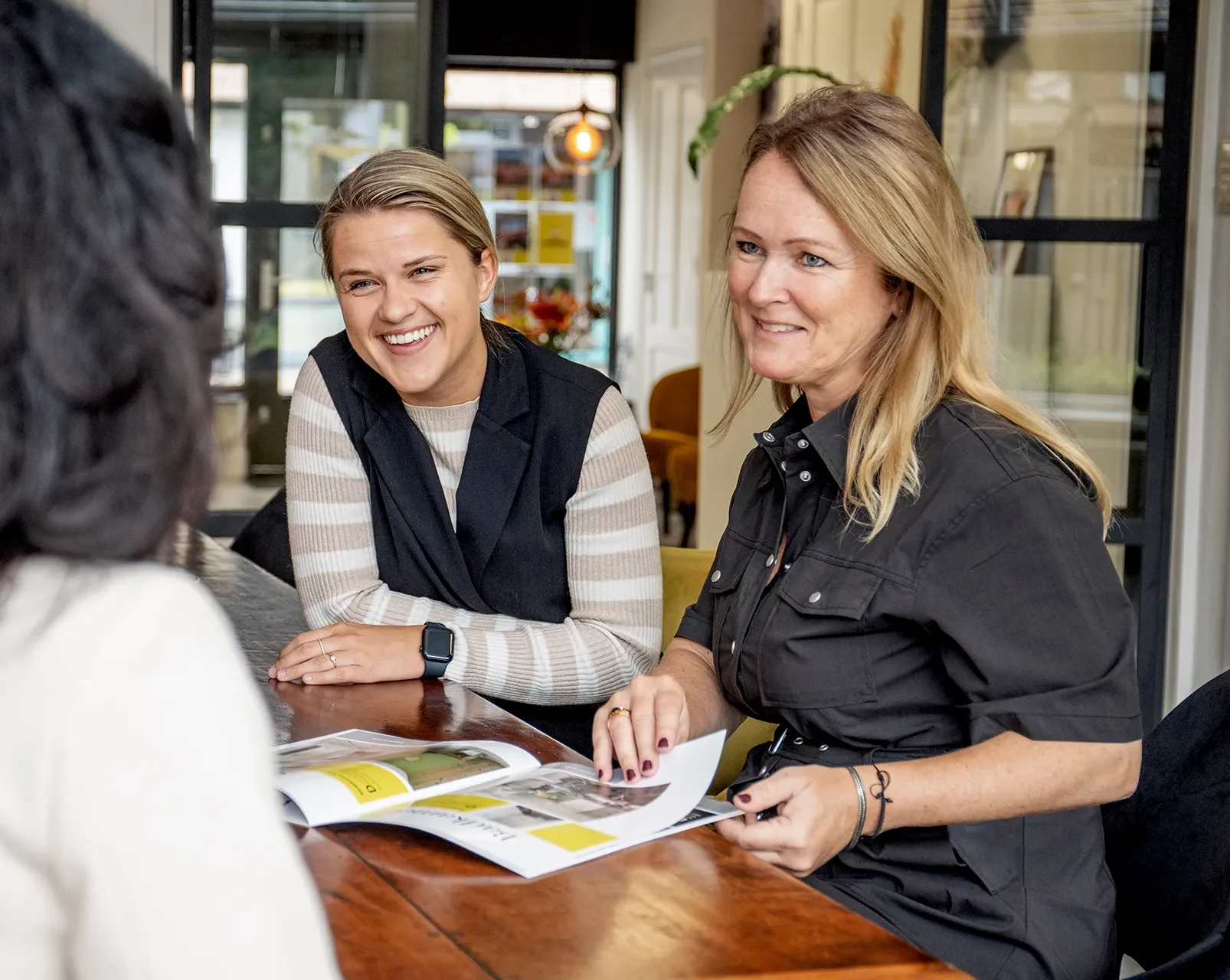 Merloes in gesprek met kopers