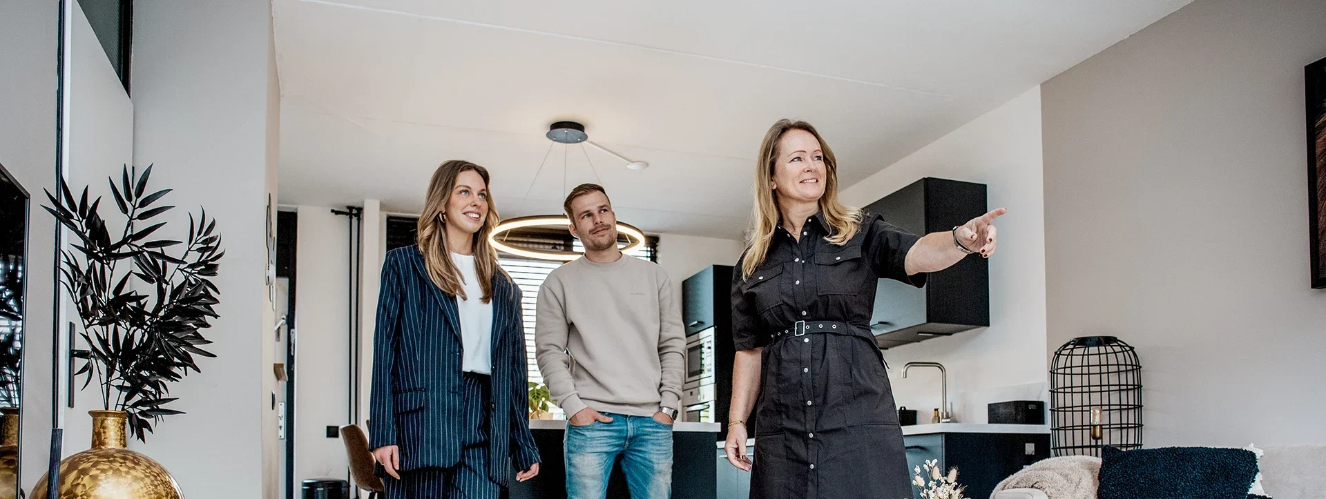 Marloes geeft een rondleiding aan huurders in een woning in Prinsenbeek