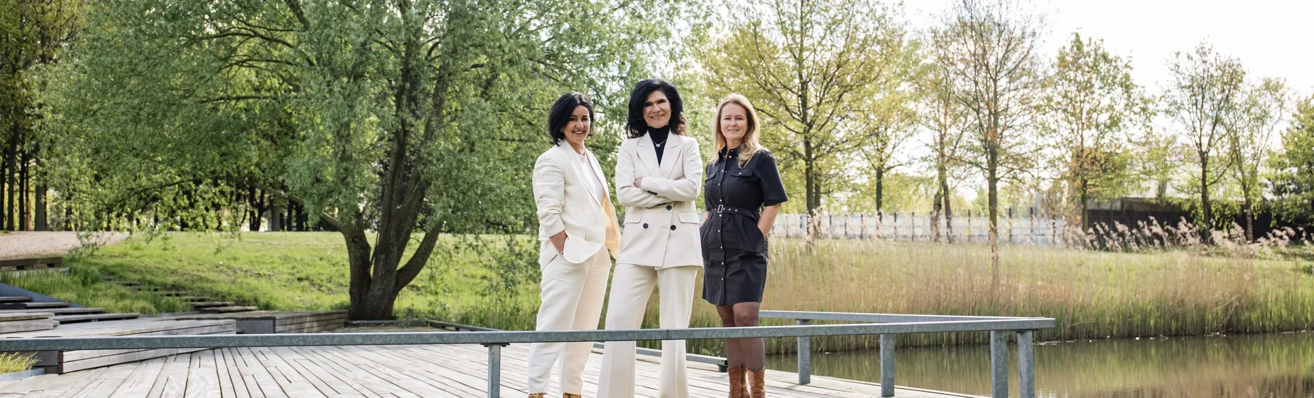 Mona, José en Marloes staan in Prinsenbeek in het park