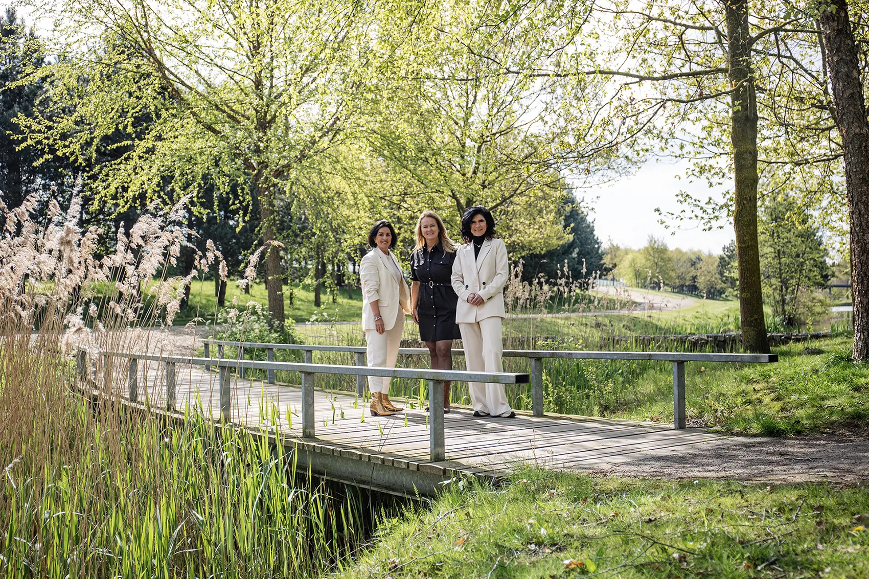 José, Marloes en Mona staan in het park van Prinsenbeek