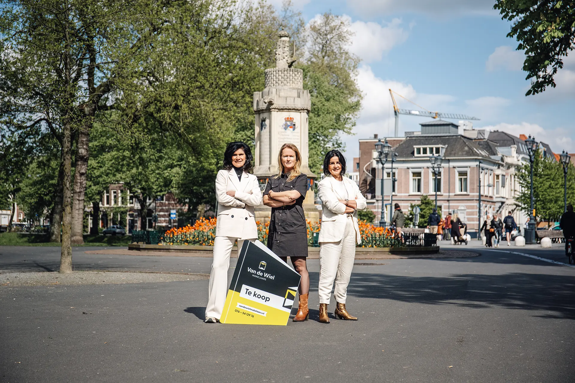 Mona, Marloes en José staan met te koop bord van Van de Wiel in het centrum park van Breda